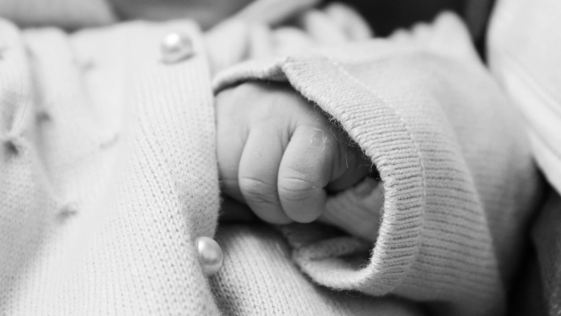 Babyhand schwarz-weiß 2 | Hebammen im Wendener Land