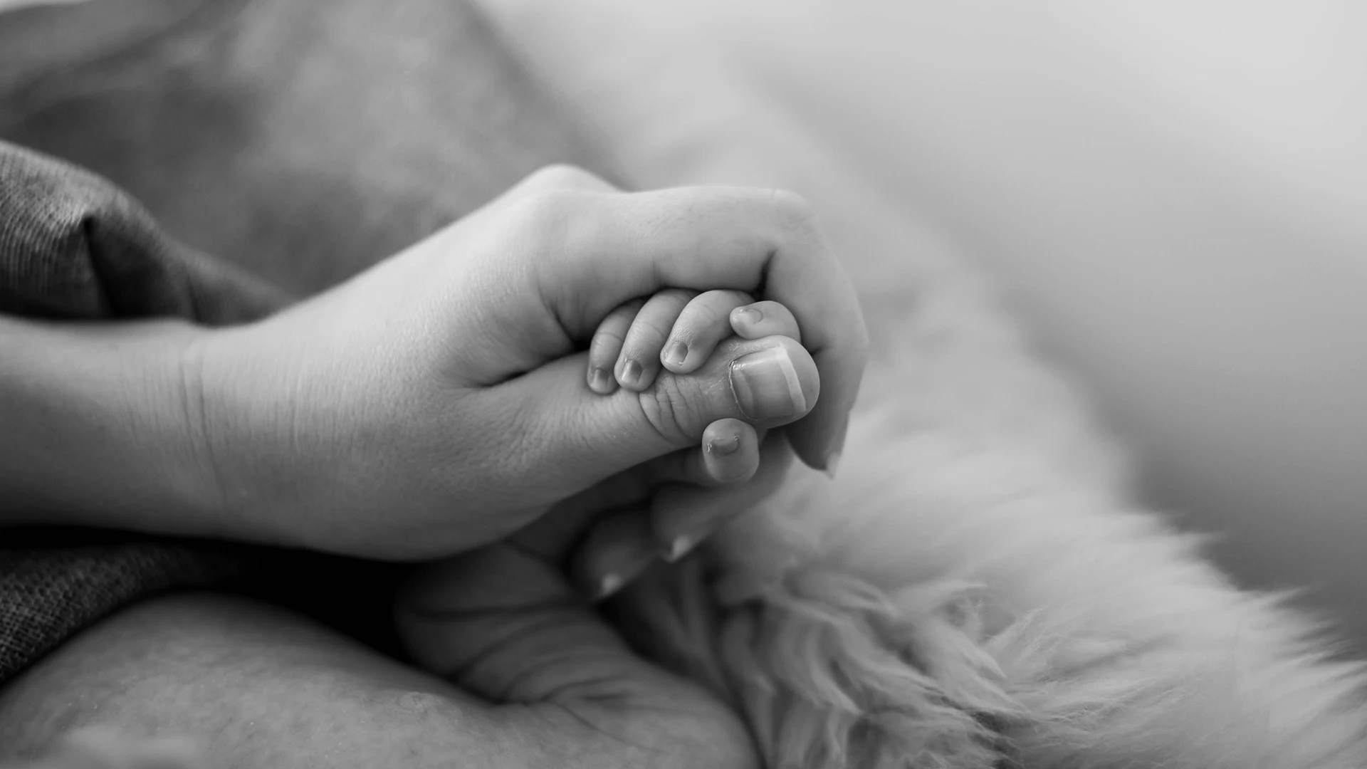Babyhand schwarz-weiß 3 | Hebammen im Wendener Land