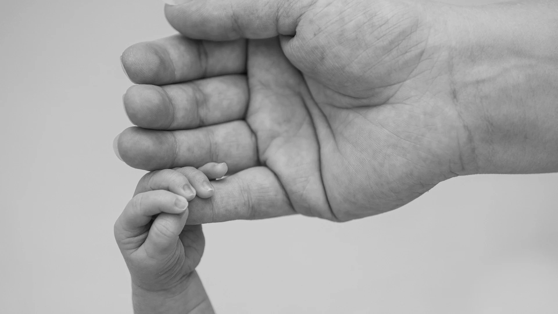 Babyhand schwarz-weiß 4 | Hebammen im Wendener Land